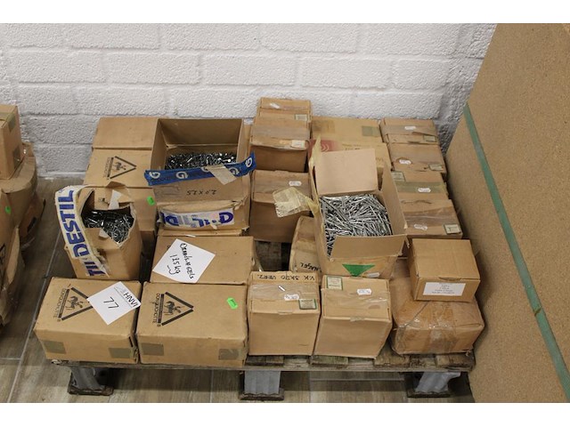 Nagels / spijkers op pallet in diverse uitvoeringen w.o. 1.2x20 , 3.0x70 en 2.0x25. totaal ca. 125 kg. - afbeelding 1 van  2