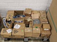 Nagels / spijkers op pallet in diverse uitvoeringen w.o. 1.2x20 , 3.0x70 en 2.0x25. totaal ca. 125 kg. - afbeelding 1 van  2