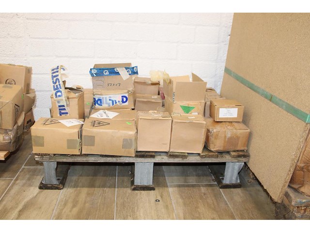 Nagels / spijkers op pallet in diverse uitvoeringen w.o. 1.2x20 , 3.0x70 en 2.0x25. totaal ca. 125 kg. - afbeelding 2 van  2