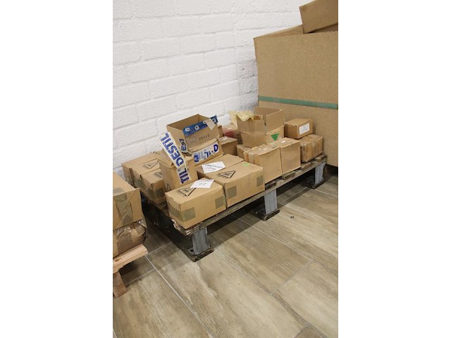 Nagels / spijkers op pallet in diverse uitvoeringen w.o. 2.2x45 en 2.0x25. totaal ca. 125 kg. - afbeelding 1 van  4