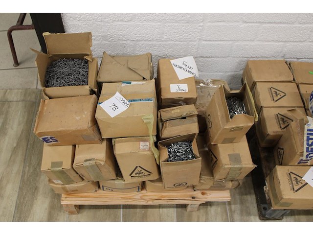 Nagels / spijkers op pallet in diverse uitvoeringen w.o. 2.2x45 en 2.0x25. totaal ca. 125 kg. - afbeelding 2 van  4