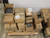 Nagels / spijkers op pallet in diverse uitvoeringen w.o. 2.2x45 en 2.0x25. totaal ca. 125 kg. - afbeelding 2 van  4