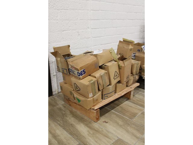 Nagels / spijkers op pallet in diverse uitvoeringen w.o. 2.2x45 en 2.0x25. totaal ca. 125 kg. - afbeelding 4 van  4
