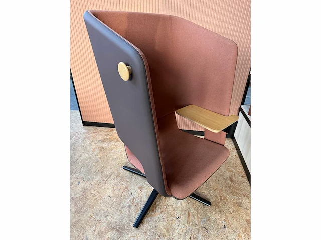Narbutas - twist and sit - hoge akoestische fauteuil met schrijftablet - afbeelding 4 van  5