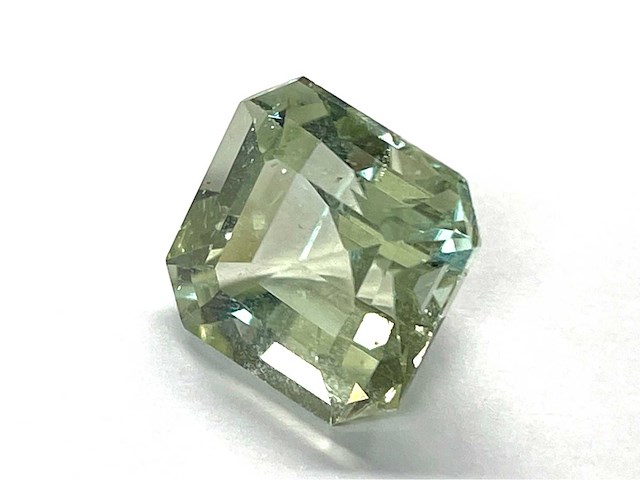 Natuurlijke edelsteen 5.99 carat gecertificeerd - afbeelding 1 van  4