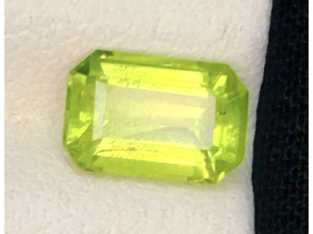 Natuurlijke parrot green peridot | 1.40ct - afbeelding 1 van  1