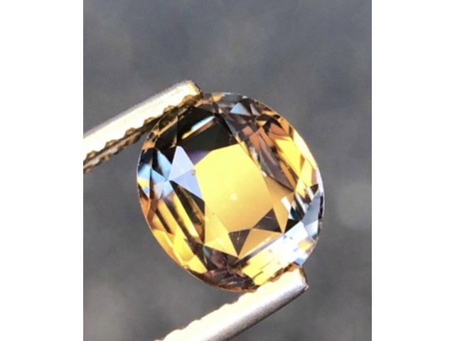 Natuurlijke saffier | dramatic full color change | 1.73ct - afbeelding 1 van  2