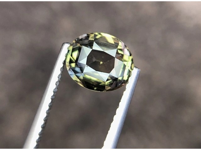 Natuurlijke saffier | dramatic full color change | 1.73ct - afbeelding 2 van  2