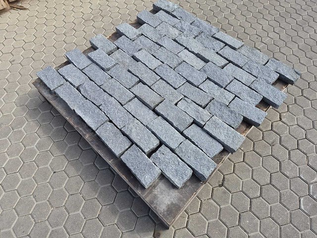 Natuursteen bestrating (ca. 12m2) - afbeelding 3 van  4