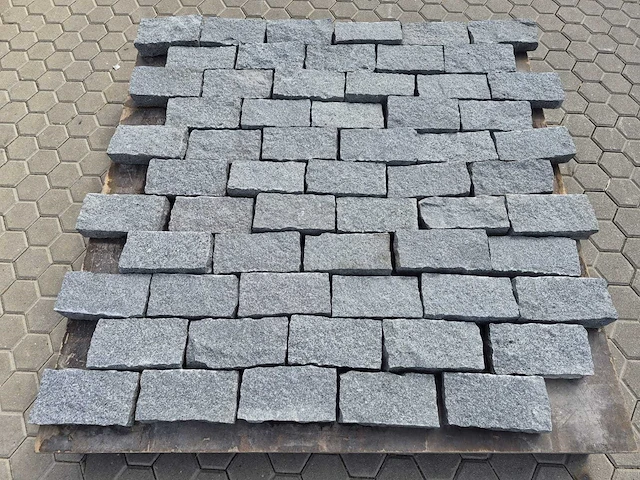 Natuursteen bestrating (ca. 12m2) - afbeelding 3 van  4