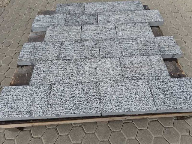 Natuursteen bestrating (ca. 23,04m2) - afbeelding 1 van  2
