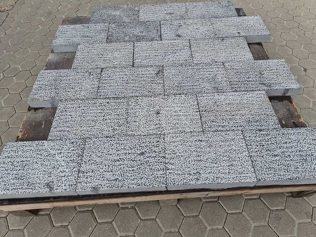 Natuursteen bestrating (ca. 23,04m2) - afbeelding 2 van  5