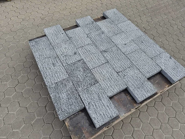 Natuursteen bestrating (ca. 23,04m2) - afbeelding 1 van  5
