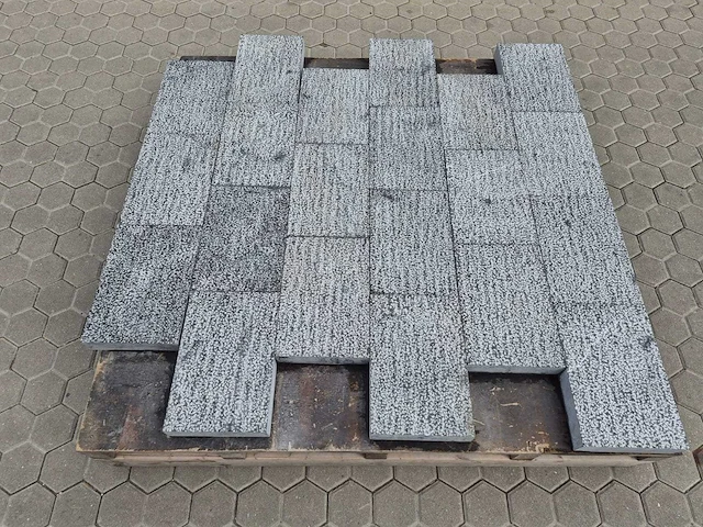 Natuursteen bestrating (ca. 23,04m2) - afbeelding 4 van  5