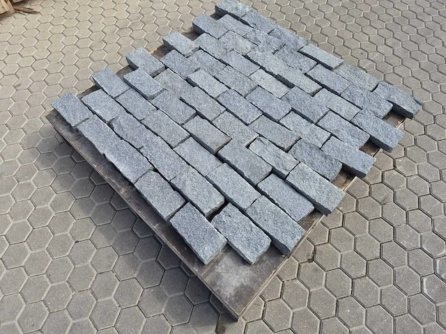 Natuursteen bestrating (ca. 24m2) - afbeelding 4 van  4
