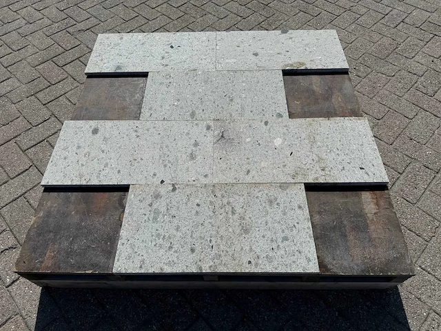 Natuursteen bestrating (ca. 43m2) - afbeelding 1 van  5