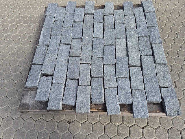 Natuursteen bestrating (ca. 48m2) - afbeelding 1 van  4