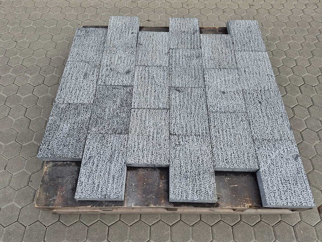 Natuursteen bestrating (ca. 57,6m2) - afbeelding 4 van  5