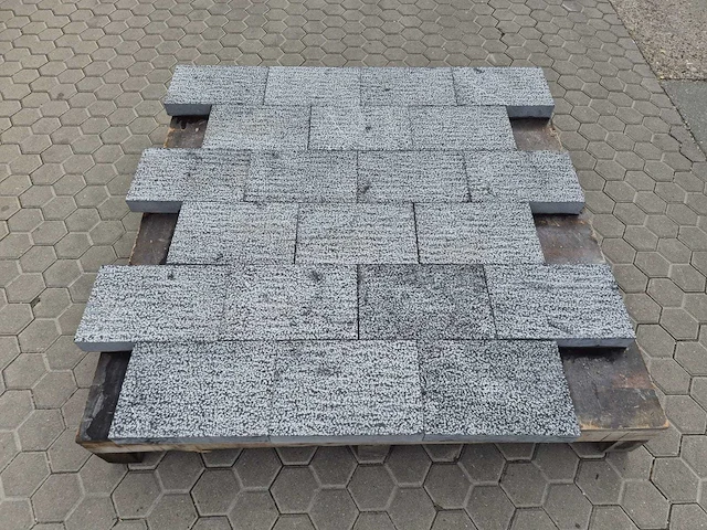 Natuursteen bestrating (ca. 57,6m2) - afbeelding 3 van  5
