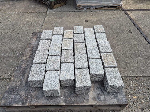 Natuursteen bestrating (ca. 5,95m2) - afbeelding 1 van  4