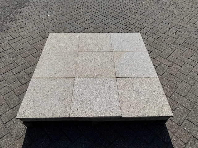 Natuursteen bestrating (ca. 85m2) - afbeelding 1 van  4