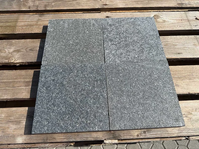 Natuursteen bestrating (ca. 8,7m2) - afbeelding 1 van  3