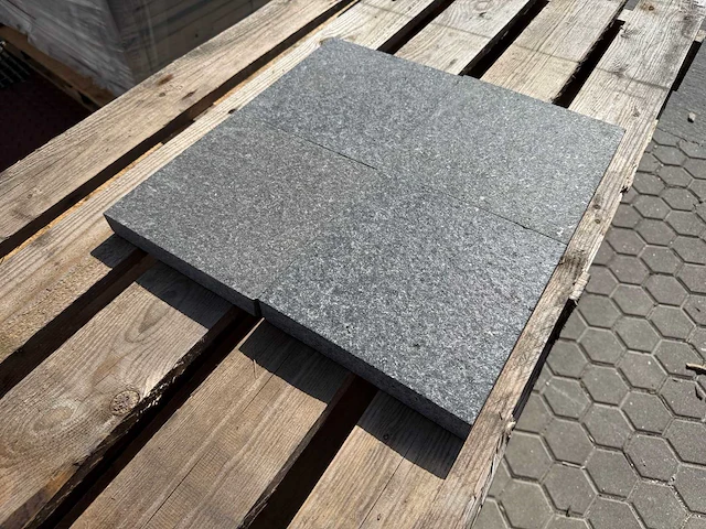 Natuursteen bestrating (ca. 8,7m2) - afbeelding 2 van  3
