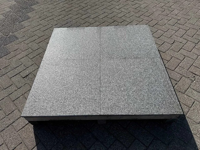 Natuursteen bestrating (ca. 90m2) - afbeelding 1 van  5