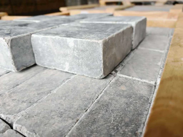 Natuursteen blauwe hardsteen 12x12x5 cm tegel 50,4 m² - afbeelding 1 van  8