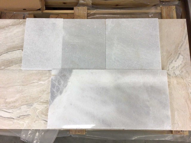 Natuursteen marmer wit gepolijst 30 x vrije banen x 2 cm tegel 64 m² - afbeelding 1 van  2