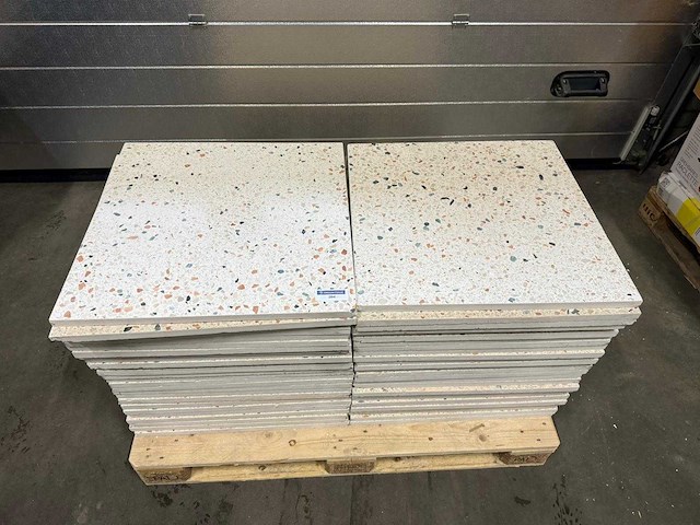 Natuursteen terrazzo tegels 60×60 cm – 35 stuks / ca. 12,60 m² - afbeelding 1 van  4