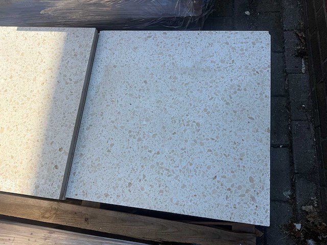 Natuursteen terrazzo tegels b-keuze 60×60 cm – 17 stuks / ca. 6,12 m² - afbeelding 1 van  4