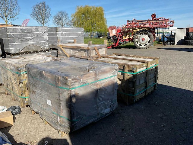 Natuursteen tuintegels 65m2 - afbeelding 5 van  6