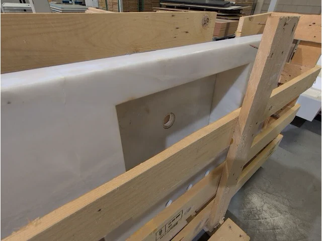 Natuurstenen wastafelblad in transportbok - afbeelding 5 van  6