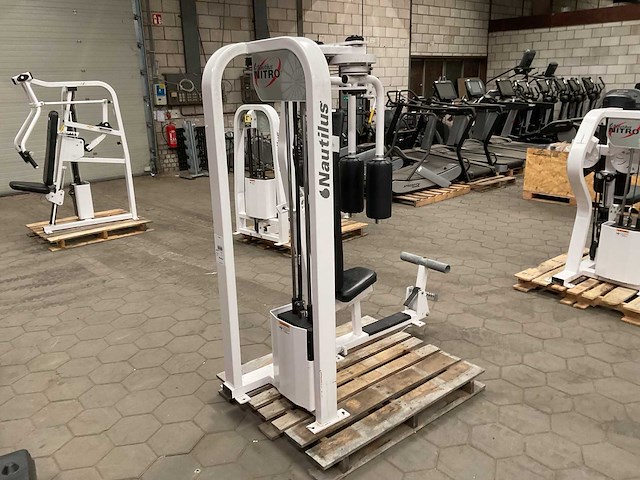 Nautilus nitro rear delt pec fly - afbeelding 3 van  5