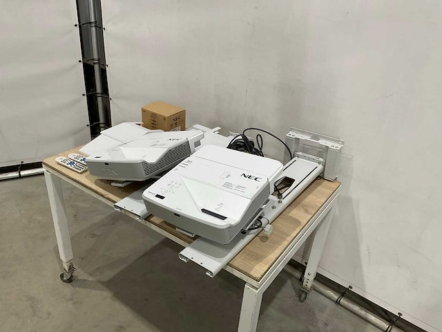 Nec - u321h - projector (2x) - afbeelding 1 van  9