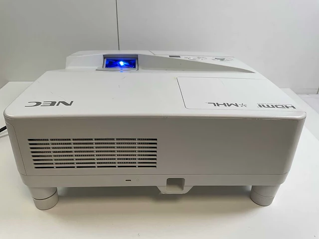 Nec (np-um351w) 3.500 lumen wxga projector (574 lamp hours) - afbeelding 1 van  6