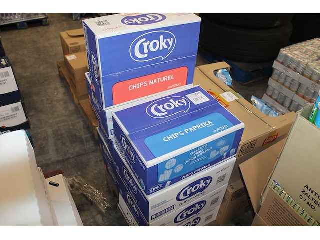 Negen dozen croky chips naturel en paprika. 180x 40 gram. tht 11-2025. - afbeelding 1 van  1