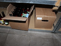 Negen dozen speciaal bieren deels aangebroken w.o. tripel, blond, weizen, fruitweizen, etc. op drie schappe... - afbeelding 2 van  4