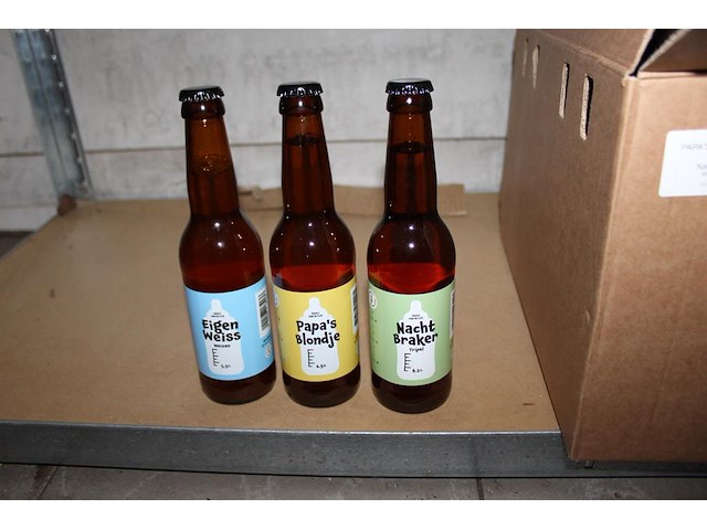 Negen dozen speciaal bieren deels aangebroken w.o. tripel, blond, weizen, fruitweizen, etc. op drie schappe... - afbeelding 3 van  4