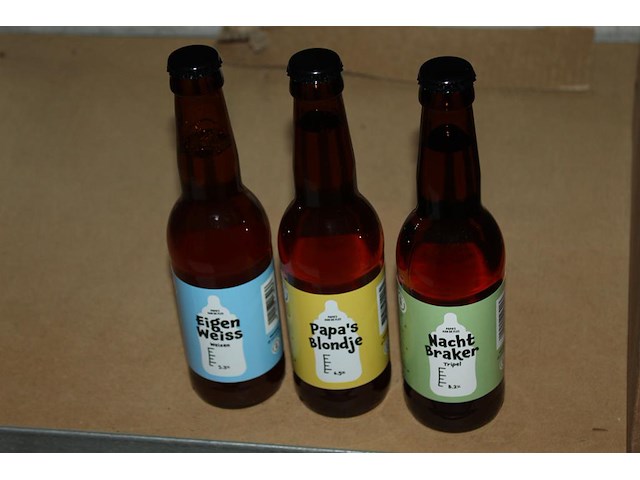 Negen dozen speciaal bieren deels aangebroken w.o. tripel, blond, weizen, fruitweizen, etc. op drie schappe... - afbeelding 4 van  4