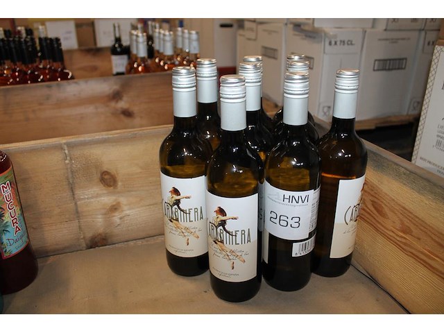 Negen flessen witte wijn carabinera. - afbeelding 1 van  2