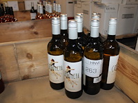 Negen flessen witte wijn carabinera. - afbeelding 1 van  2