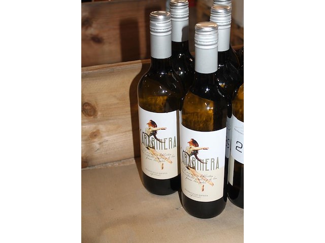 Negen flessen witte wijn carabinera. - afbeelding 2 van  2