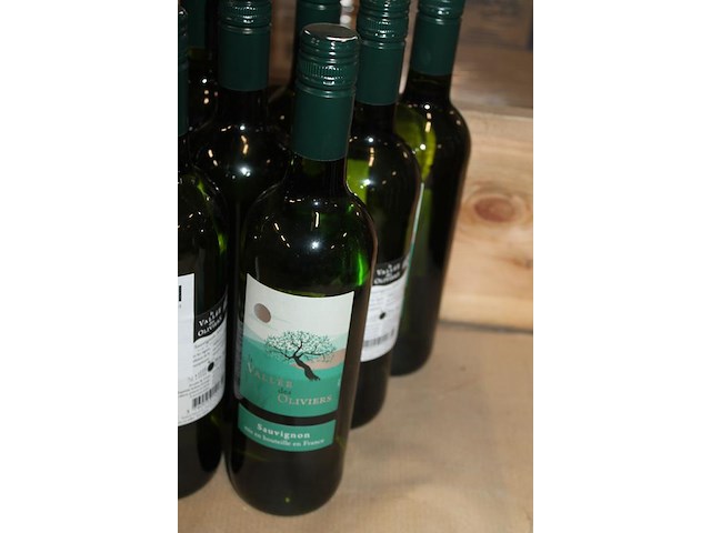 Negen flessen witte wijn sauvignon la vallee des oliviers. - afbeelding 2 van  2