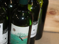 Negen flessen witte wijn sauvignon la vallee des oliviers. - afbeelding 2 van  2