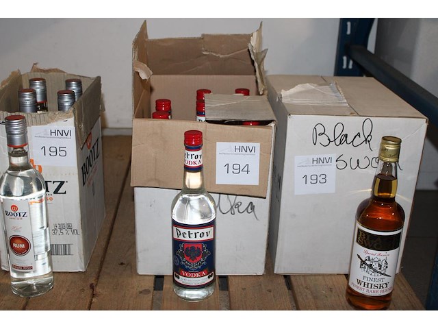 Negen flessen wodka petrov. - afbeelding 1 van  2