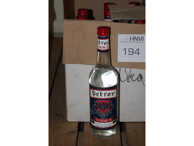 Negen flessen wodka petrov. - afbeelding 2 van  2