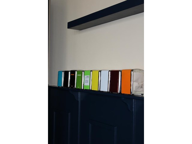 Negen gekleurde servethouders met doos servetten. - afbeelding 2 van  2