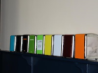 Negen gekleurde servethouders met doos servetten. - afbeelding 2 van  2